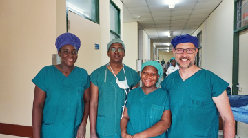 Jednu z prvních ušních operací v Ghaně provedl Richard Salzman z Fakultní nemocnice Olomouc