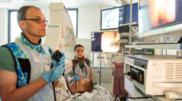 Pacientům II. interní kliniky FN Olomouc pomáhá nová metoda. Ultratenký endoskop slouží při nemocech slinivky břišní a žlučových cest