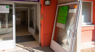 Rozbité dveře a strach. Na zubní pohotovost ve FN Olomouc se dobýval agresivní pacient