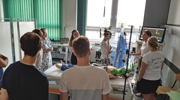 Mladí lékaři Kliniky anesteziologie, resuscitace a intenzivní medicíny Fakultní nemocnice Olomouc absolvovali první simulační trénink
