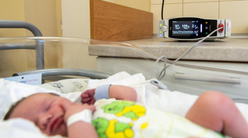Novorozenecké oddělení FN Olomouc má nové pulzní oxymetry. Díky nadačnímu fondu FAnn dětem