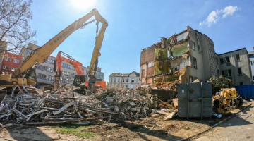 Z areálu Fakultní nemocnice Olomouc mizí po sto letech původní budova II. interní kliniky. Na jejím místě bude parčík