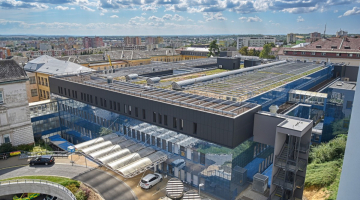 Modrý monoblok v srdci areálu FN Olomouc má novou nástavbu. Ukrývá zázemí pro personál