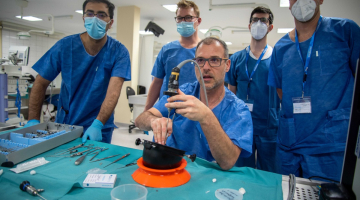 Odborníci na miniinvazivní ušní chirurgii se opět sjedou do Fakultní nemocnice Olomouc. Čeká je unikátní dvoudenní kurz