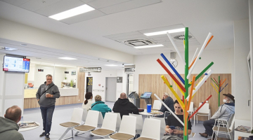 Čekárnu Radiologické kliniky zdobí tři umělecké věšáky na oděvy
