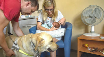 S partnerem i asistenčním psem po boku. Ve Fakultní nemocnici Olomouc porodila handicapovaná maminka zdravou holčičku
