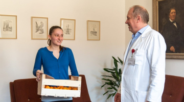 Výherkyně tipovací soutěže si pro pět kilogramů mandarinek přijela až z letohradu. Ovoce věnovala maminkám