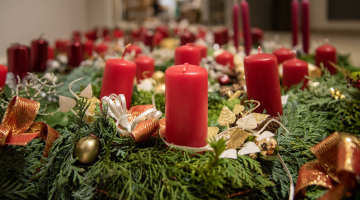 Ozdobte si domov adventním věncem a vánoční hvězdou a pomůžete dětem