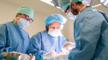 Ortopedická klinika Fakultní nemocnice Olomouc testuje nový zákrokový sál. Zkušenosti jsou výhradně pozitivní