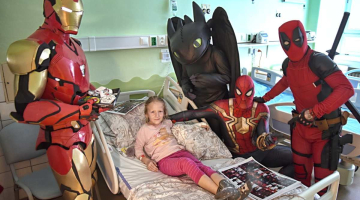 Na Dětskou kliniku se slétli Avengers a Bezzubka