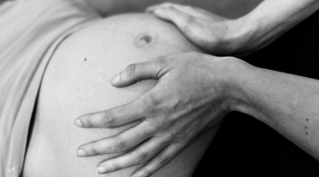 Ruce fyzioterapeuta v péči o ženu před a po porodu