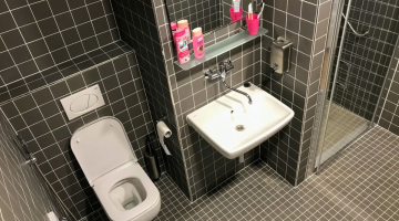 Polovina pokojů oddělení šestinedělí Fakultní nemocnice Olomouc má nové koupelny a toalety