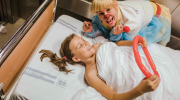 Beze strachu na sál. Zdravotní klauni doprovázejí děti na operace na Dětské klinice Fakultní nemocnice Olomouc