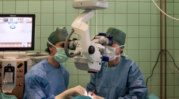 Oční lékaři FN Olomouc nově využívají k léčbě glaukomu osmimilimetrové miniimplantáty