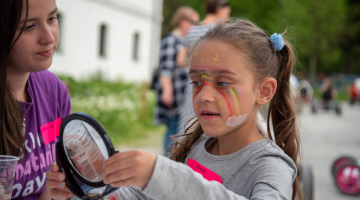 Novorozenecká JIP pozvala miminka do dlaně a jejich rodiče do Pevnosti poznání