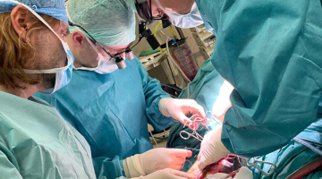 Kardiochirurgové FN Olomouc vyhráli noční boj o život pacienta. Pomohl mimotělní oběh
