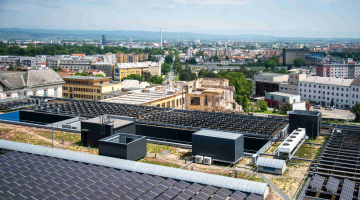 Až pětina spotřeby „zadarmo“. Fakultní nemocnice Olomouc osazuje střechy svých budov fotovoltaickými systémy