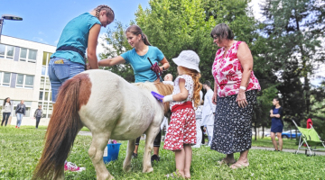 Poníky z Přestavlk si poprvé mohli pohladit malí pacienti