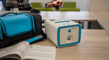 Malí pacienti Dětské kliniky FN Olomouc mají nový přístroj na podporu dýchání. Díky daru neziskové organizace Crosspoint