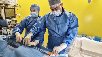 Dvacet minut a hotovo. Kardiologové z Fakultní nemocnice Olomouc zavádějí pacientům bezelektrodové kardiostimulátory
