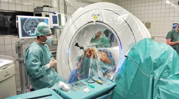 Neurochirurgové z FN Olomouc pomáhají lidem s Parkinsonovou chorobou unikátní metodou. Jako druzí na světě