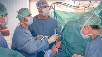 Nová operační technika pomáhá ortopedům Fakultní nemocnice Olomouc navrátit hybnost ramene