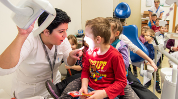 Zubní víla z Kliniky zubního lékařství Fakultní nemocnice Olomouc si otevřela dvířka i na sociální sítě