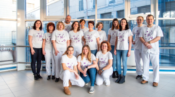 Zaměstnanci Porodnicko-gynekoligické kliniky dorazili ke skupinovému odběru ve speciálních tričkách