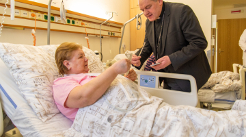 Světový den nemocných: Biskup Josef Nuzík navštívil I. interní kliniku