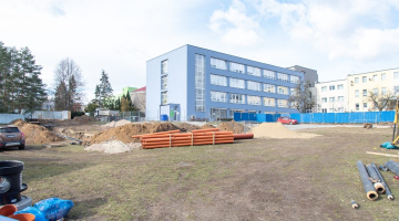 Zbrusu nová budova Hemato-onkologické kliniky, parkoviště i operační sál. Areál Fakultní nemocnice Olomouc obsadili stavaři