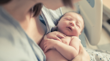 FN Olomouc umožňuje přítomnost otce výhradně po dobu vlastního porodu a při bondingu