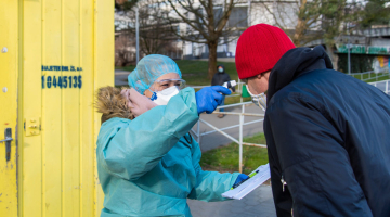 Epidemii COVID-19 pomáhají ve FN Olomouc zvládnout studenti. Na klinikách i při vstupech do nemocnice