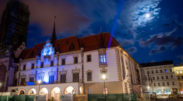 Olomoucké památky svítily modře. Připomněly světový den plicní hypertenze