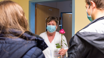 Při příležitosti Mezinárodního dne sester rozdávali studenti růže