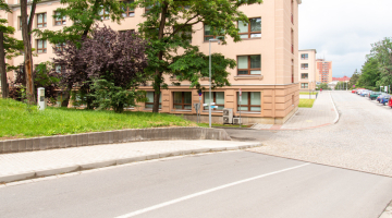Ve Fakultní nemocnici Olomouc slouží nové chodníky. Přispějí ke komfortu a bezpečí návštěvníků