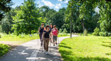 Každý v průměru dvě kila navíc. Odborníci z FN Olomouc nabízejí v boji s nadváhou výuku nordic walking