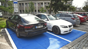 Fakultní nemocnice Olomouc zavádí modré parkovací zóny před klinikami pro rychlý nástup a výstup pacientů
