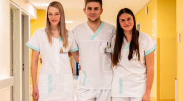 Kurz sanitář letos proběhl ve Fakultní nemocnici Olomouc navzdory epidemii COVID-19. Jeho absolventi si pochvalují pracovní uplatnění