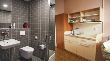 Nové koupelny a toalety už mají všechny pokoje na Oddělení šestinedělí FN Olomouc