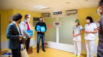 Partneři Koncertu plného energie předali dárky na I. interní klinice
