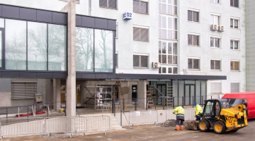 Fakultní nemocnice Olomouc: Úpravy vstupu do budovy D jsou v polovině, vchod D2 bude v pondělí hotový, D1 se naopak uzavře
