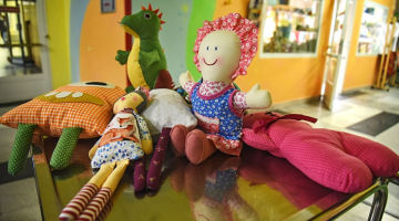 Garderobiérky Moravského divadla věnovaly dětské klinice vlastnoručně ušité hračky