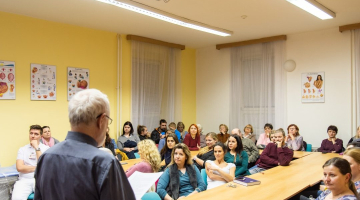 Přednášce o Otokaru Bittmannovi naslouchala zaplněná knihovna Porodnicko-gynekologické kliniky Fakultní nemocnice Olomouce