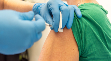 Fakultní nemocnice Olomouc zahájila na Silvestra očkování zdravotníků proti COVIDu