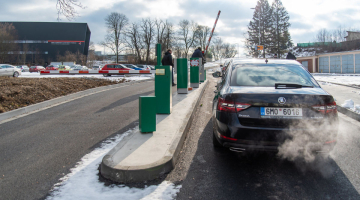 Fakultní nemocnice Olomouc má nový vjezd a parkovací místa pro veřejnost i zaměstnance. Pomohou zvýšit plynulost dopravy v areálu i okolí