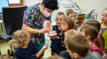 Zubní víla z Kliniky zubního lékařství FN Olomouc hostila dva týdny děti z mateřských škol