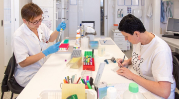 Ústav imunologie Fakultní nemocnice Olomouc se přestěhoval do budovy Teoretických ústavů. HLA laboratoře obhájily prestižní EFI akreditaci