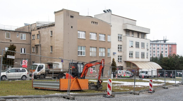 Pod lékárnou Fakultní nemocnice Olomouc vzniká nové parkoviště. Poskytne místa pro tři desítky aut