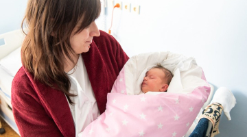 První miminko nového roku si letos v porodnici Fakultní nemocnice Olomouc pospíšilo. Malá Nina přišla na svět už dvě hodiny po půlnoci