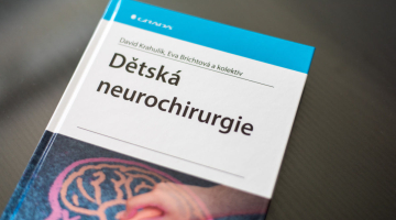 Doc. David Krahulík autorem monografie o dětské neurochirurgii